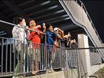 suporter-Indonesia-menunggu-pemain-Timnas-Indonesia-di-Stadion-Suita-Osaka-Jepang.jpg