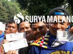 suporter-arema-cronus-mengantre-masuk-stadion-utama-gbk_20160403_165035.jpg