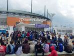 suporter-arema-fc-menunggu-di-depan-loket-pembelian-tiket-stadion-pakansari_20170312_200440.jpg