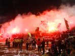 suporter-bakar-kembang-api-di-stadion-jatidiri-semarang_20160412_100835.jpg