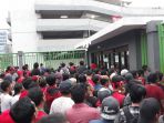 suporter-berkumpul-di-depan-pintu-utara_20180817_205439.jpg