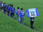 suporter-bobotoh-lewati-persawahan-saksikan-pertandingan_20160717_180954.jpg
