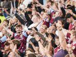 suporter-burnley-mendukung-timnya-di-pertandingan-liga-inggris.jpg