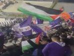 suporter-fiorentina-mengibarkan-bendera-palestina.jpg