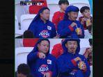 suporter-jepang-menikmati-indomie.jpg