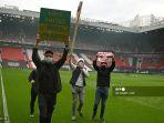 suporter-manchester-united-melancarkan-protes-di-dalam-old-trafford.jpg
