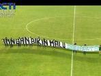 suporter-persebaya-hentikan-laga-persebaya-vs-madura-united.jpg