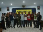 suporter-persibat-batang-persip-pekalongan-kepala-operasional-polres-batang-kompol-hartono_20170428_222755.jpg