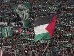 suporter-raja-casablanca-maroko-bawa-bendera-palestina.jpg
