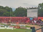 suporter-tim-semen-padang-fc-yang-hadir-di-stadion-gor-h-agus-ghas-salim.jpg