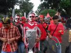 suporter-timnas-indonesia-asal-solo-membawa-piala-ke-stadion-pakansari_20161214_153519.jpg