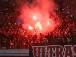 suporter-timnas-indonesia-saat-menyalakan-flare-di-penghujung-pertandingan.jpg