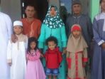 supriyanto-baju-oranye-bersama-keluarga-supriyanto-mengaku-pawang-buaya_20170917_191435.jpg