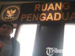 supyadi-kuasa-hukum-hamsuri-caleg-nomor-urut-7-dari-pkb-saat-di-dkpp-lapor-kecurangan-pemilu.jpg