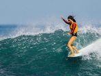 surfing-di-perairan-jepang.jpg