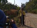 suripto-dan-rekannya-mengukur-dan-mengecek-kondisi-jalan-di-kawasan-juwangi.jpg