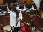 susi-peluk-putri-candrawathi-sebelum-bersaksi_20221108_150413.jpg