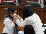 susi-peluk-putri-candrawathi-sebelum-bersaksi_20221108_150943.jpg