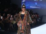 susi-pudjiastuti-di-catwalk-jfw-2019_20181024_115044.jpg