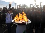 susi-susanti-bawa-obor-asian-games-2018-di-kawah-puncak-gunung-bromo-1_20180721_202741.jpg