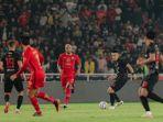 sutanto-tan-persis-solo-memberikan-umpan-saat-melawan-persija-di-liga-1.jpg