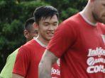 sutanto-tan-tengah-dalam-sesi-latihan-bali-united.jpg