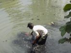 sutikno-membersihkan-sampah_20170404_105242.jpg