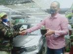 sutista-dan-denny-lacon-saat-transaksi-tukar-tanaman-hias-dengan-satu-unit-mobil-honda-brio.jpg