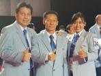 suwandi-gunawan-dan-rahadewineta-mengapit-darren-lee_20150617_133551.jpg