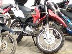 suzuki-dr-150-terparkir-bersama-matik.jpg