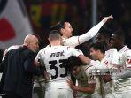 swedia-zlatan-ibrahimovic-tengah-merayakan-dengan-rekan-satu-timnya.jpg