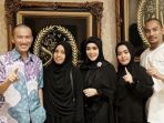 syahrini-foro-bareng-keluarga-ustaz-felix-siauw_20171218_141054_20171218_154404.jpg