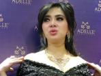 syahrini-hadir-dan-mengenakan-perhiasan-berlian-2_20160123_194300.jpg