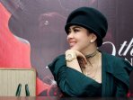 syahrini-hadiri-konferensi-pers-konser-air-supply_20161104_111035.jpg