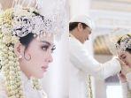 syahrini-kenakan-siger-saat-pernikahannya.jpg