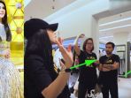 syahrini-mentraktir-3-pegawainya-berbelanja_20180815_200751.jpg