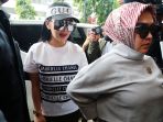 syahrini-penuhi-panggilan-bareskrim_20170927_174732.jpg