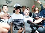 syahrini-penuhi-panggilan-bareskrim_20170927_175134.jpg