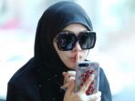 syahrini-posting-video-berdoa-di-tanah-suci-netizen-emang-boleh-umrah-pakai-make-up_20170331_191012.jpg