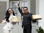 syahrini-promosikan-princess-cake-bersama-ridwan-kamil_20170621_234713.jpg