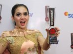 syahrini-selebriti-wanita-paling-fashionable_20150201_052906.jpg