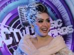 syahrini-tampil-dengan-tata-rambut-unik_20160429_175420.jpg