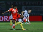 syahroni-bek-persija-halangi-laju-rafae-simone_20151126_145438.jpg