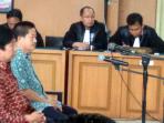 syamsudin-fei-dan-faisyar-sidang-putusan_20151116_094546.jpg