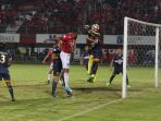 sylvano-comvalius-melakukan-heading_20170904_154836.jpg