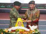 HUT Ke-63 Kostrad: Wiranto, Panglima TNI, dan KSAD Potong Tumpeng