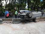 tabrak-pembatas-jalan-mobil-terbalik-di-simprug-jakarta-selatan_20200422_181158.jpg