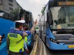 tabrakan-beruntutn-busway.jpg