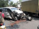 tabrakan-mobil-avansa-dan-mobil-box-seruduk-motor_20170619_172022.jpg