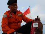 tabung-ditemukan-basarnas-di-perairan-cindarana-majenne-sulawesi-barat_20150201_223756.jpg